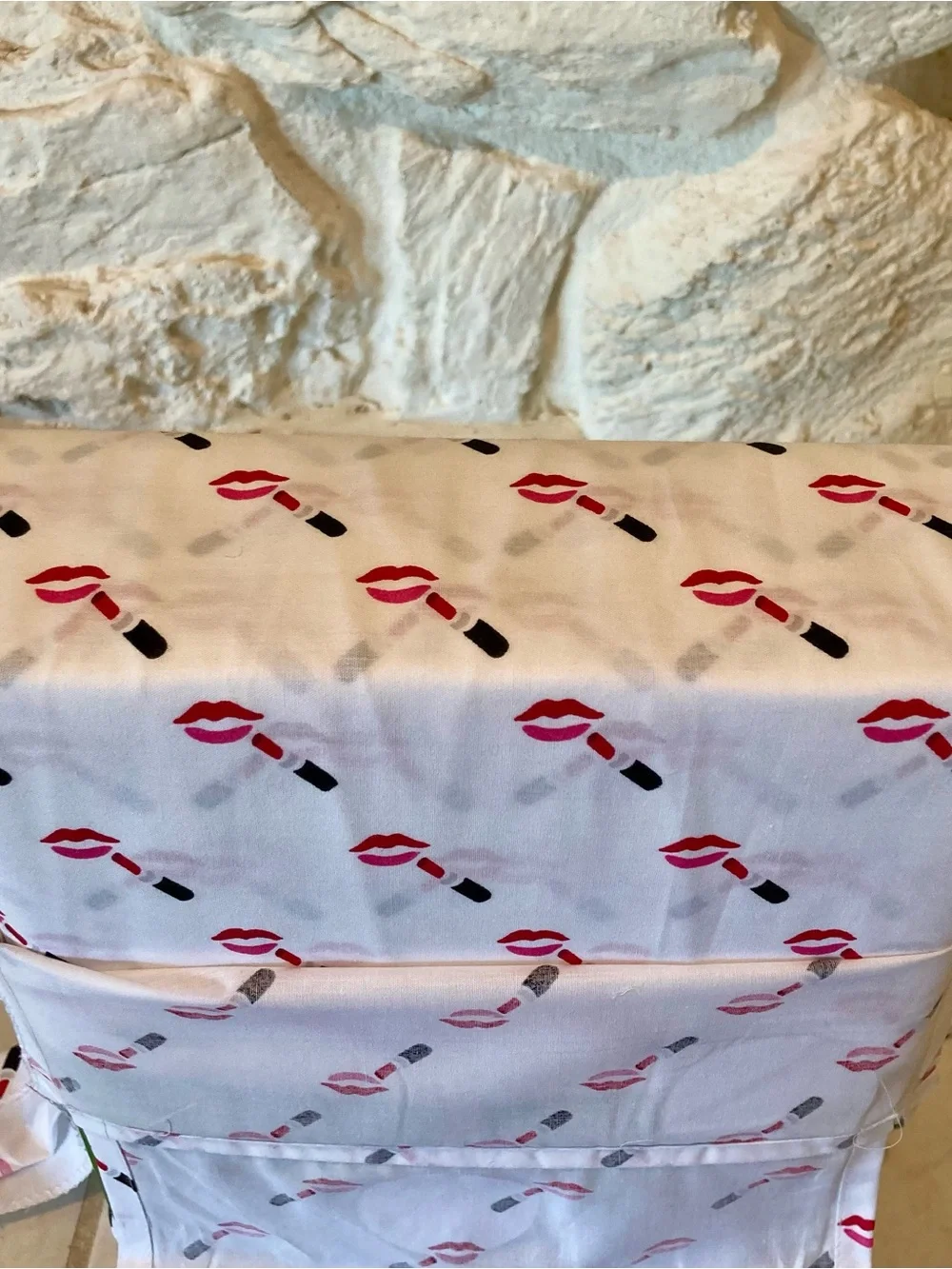 NWT kate spade New York White Sheet Set with Red Lips and Black Lipstick Print